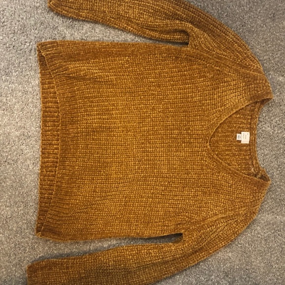 Very Soft Yellow Knitted Sweater. - Picture 3 of 4